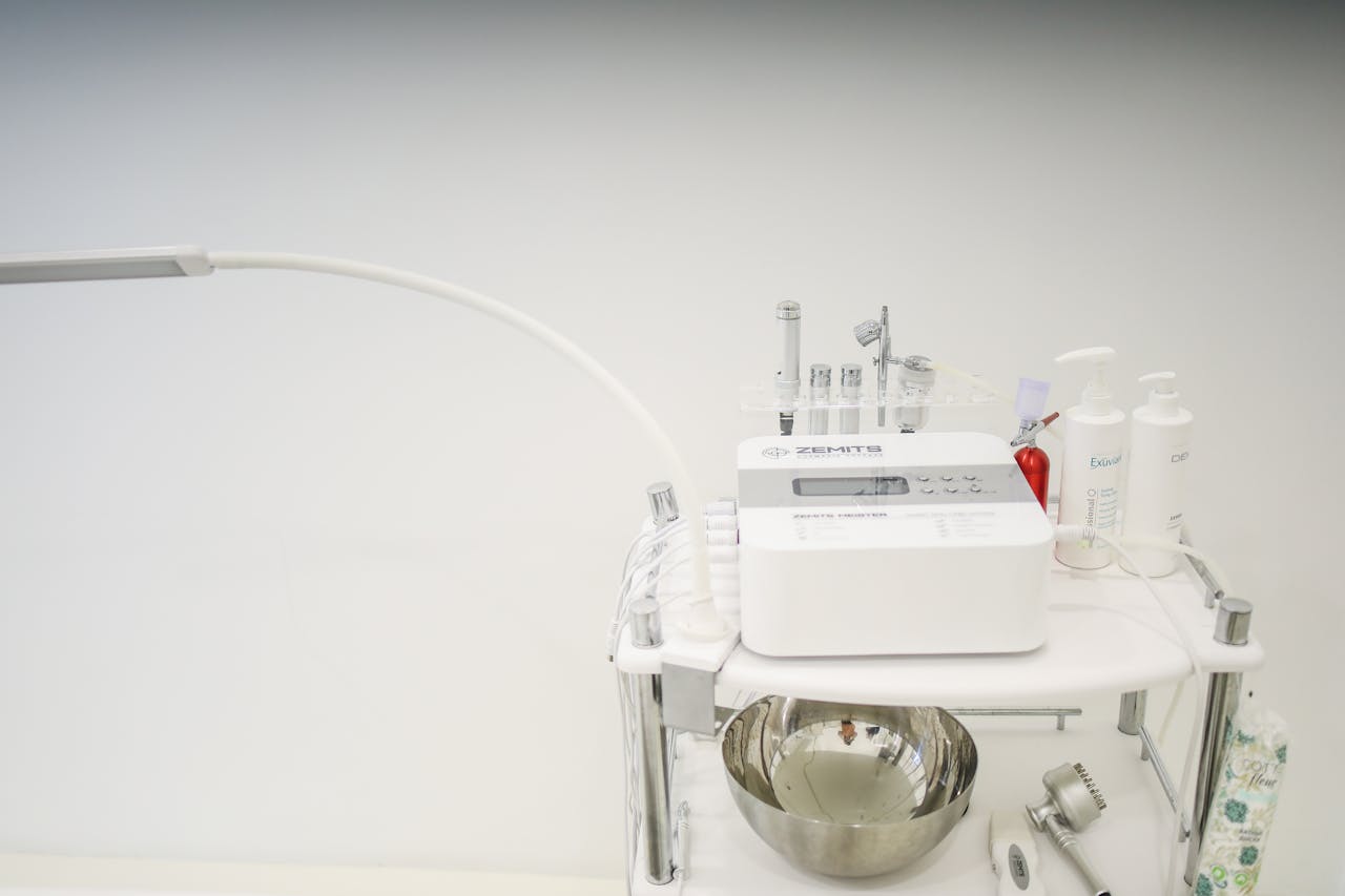 about-01 High-tech skincare device setup for advanced beauty treatment in clinic.
